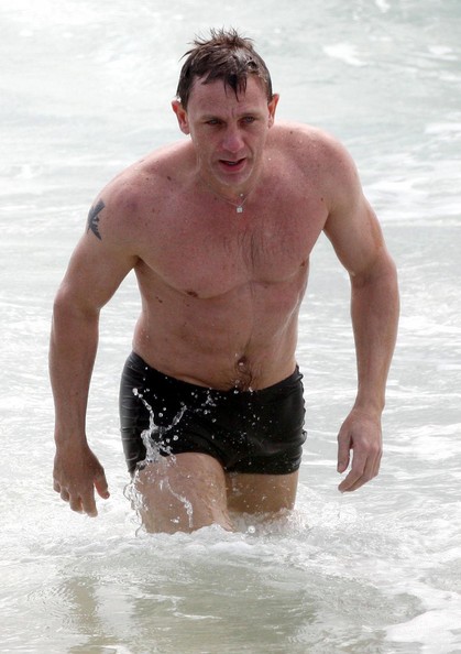 daniel craig at beach with friends on st barts yacht charter holiday