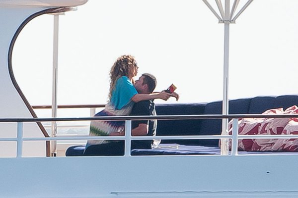 mariah-carey-billionaire-boyfriend-james-packer-kissing-pda-yacht.-04