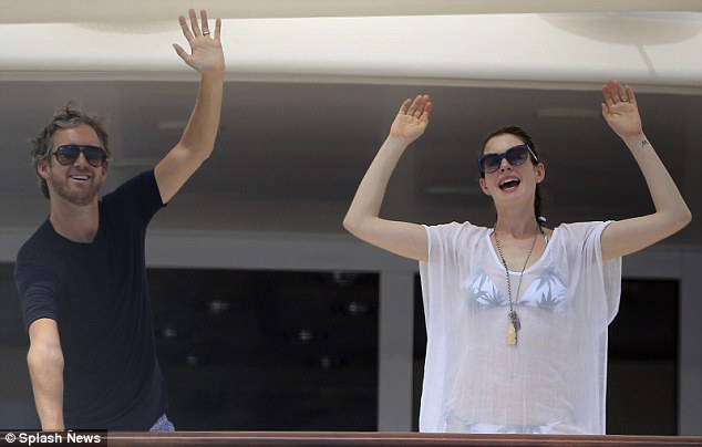 Anne Hathaway and Adam Shulman on yacht 2015