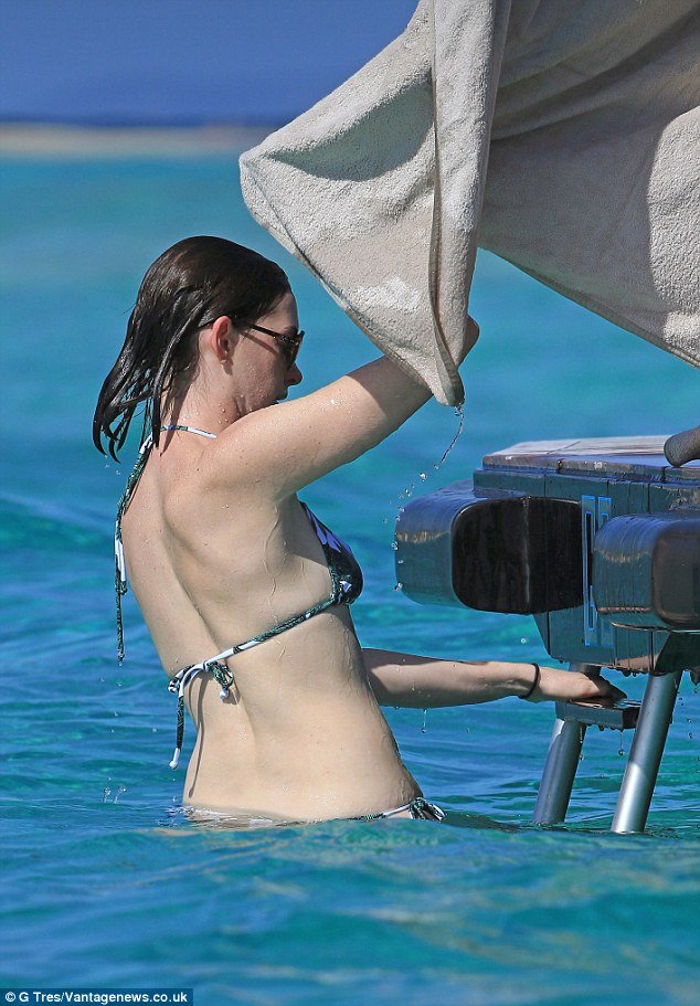 Anne Hathaway yacht 3