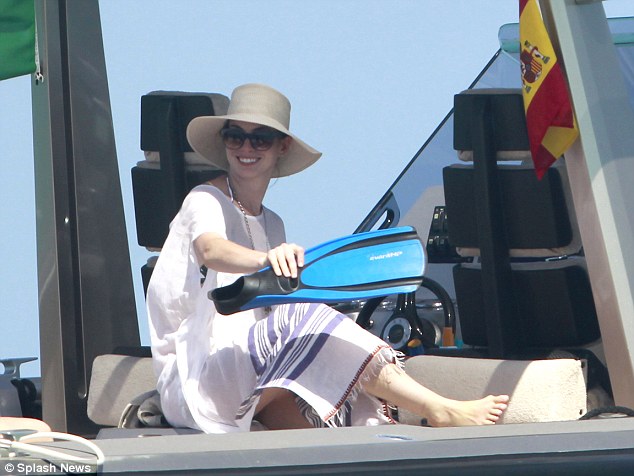 Anne Hathaway yacht 1