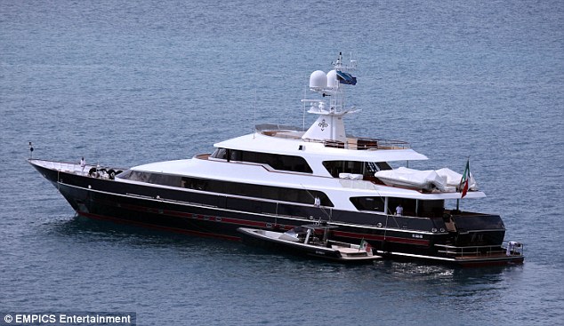 Anne Hathaway on board Valentino's superyacht! | Celebs On