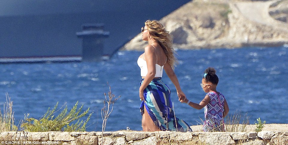 beyonce and blue ivy on superyacht vacation in sardinia renting motor yacht Galactica Star