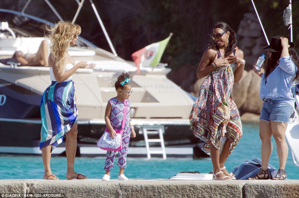beyonce and daughter blue ivy carter with fellow destiny's child star kelly rowland in sardinia